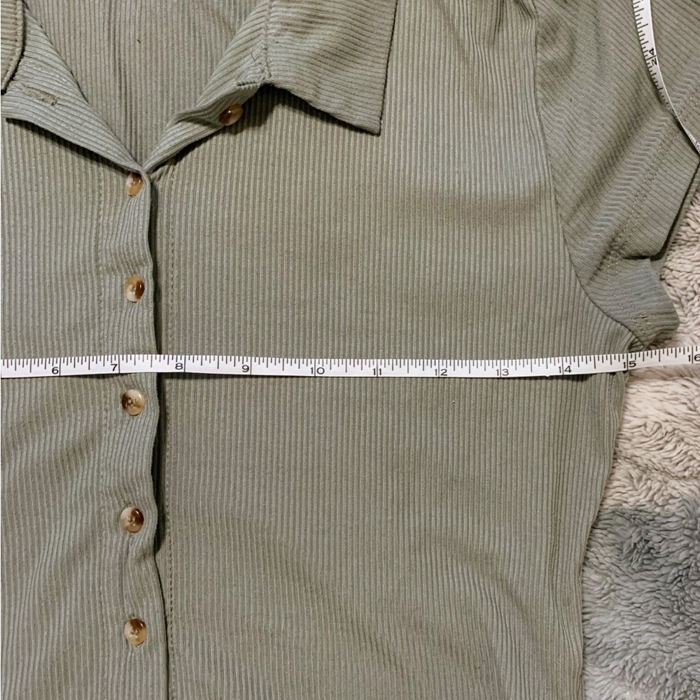 Green Button-Up Crop Collared Top - Picture 5 of 5